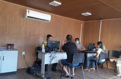 SMTT entrega adesivos para veículos de moradores e comerciantes de Jaraguá