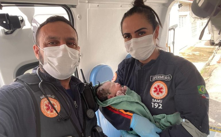 Samu atende adolescente de 17 anos em trabalho de parto na capital