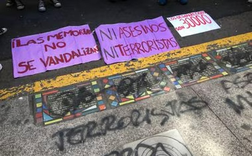 Homenagens a vítimas da ditadura aparecem vandalizadas na Argentina