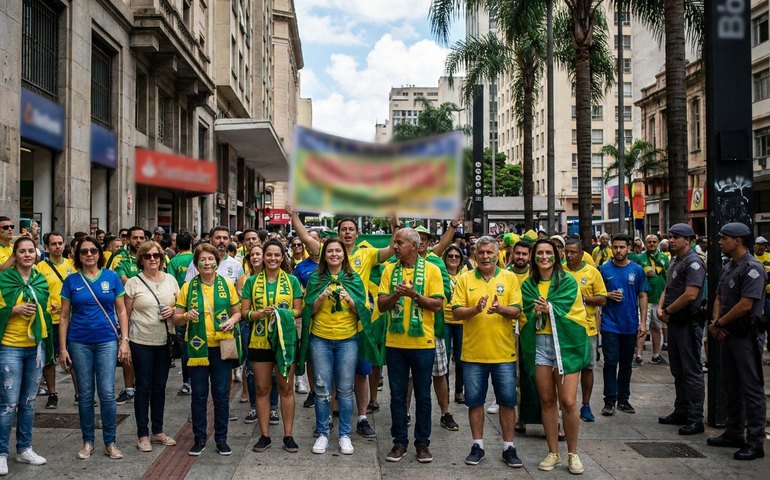Torcedores vestem verde e amarelo e palpitam sobre estreia do Brasil na Copa