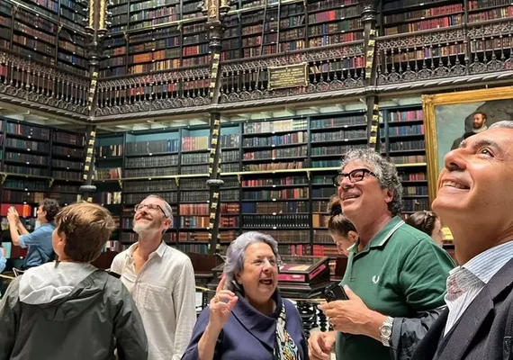 Escritor Sandro Veronesi é recebido como 'estrela' no Brasil