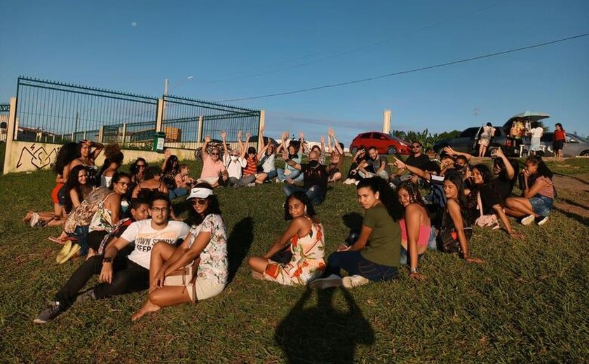 Educação promove passeio de alunos a mirantes de Maceió para confecção de cartões postais digitais
