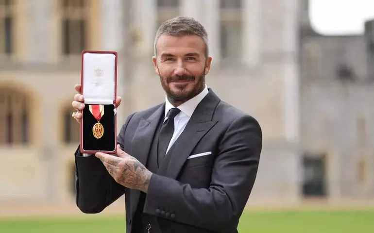 Beckham é condecorado como cavaleiro pelo rei Charles III