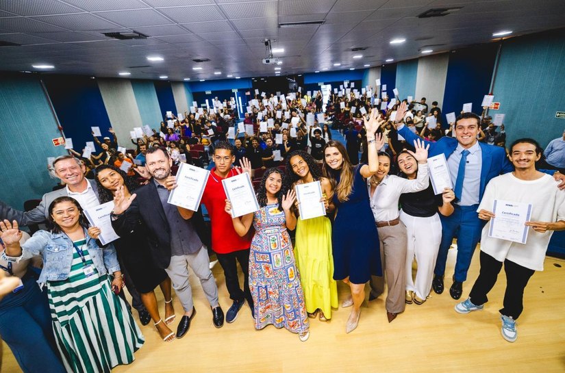 Emprega Jovem celebra formatura de mais 360 alunos