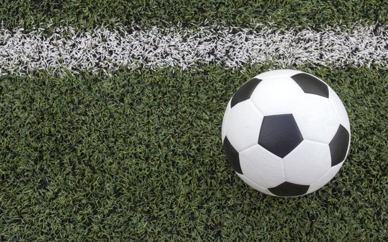 Futebol sul-coreano volta com gritos de torcida em caixas de som e faixa de apoio