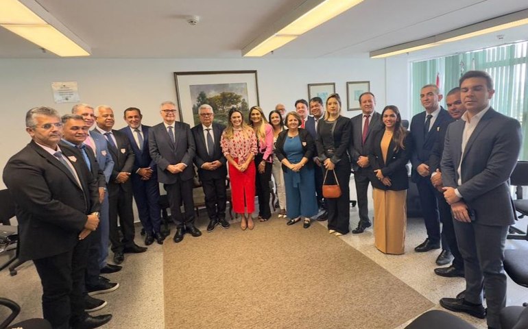 Em Brasília, prefeita ﻿Ângela Vanessa anuncia obra de pavimentação asfáltica de acesso ﻿a Usina Serra Grande