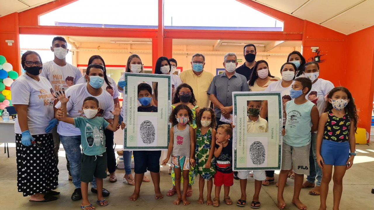 Alagoas lança projeto que emite de graça RG para alunos da rede pública 