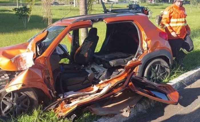 Veículo destruído após acidente em Brasília