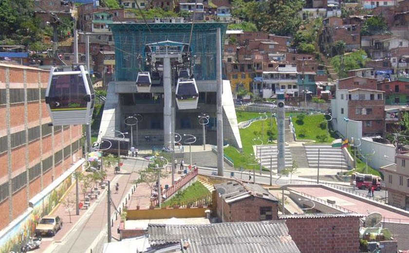 Pelo menos um morto e dez feridos após teleférico despencar em Medelín, Colômbia; vídeo mostra resgate