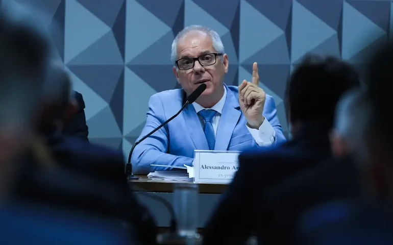 Preso pela PF, ex-presidente do INSS disse à CPI que não podia suspender acordos com entidades para garantir direito de defesa