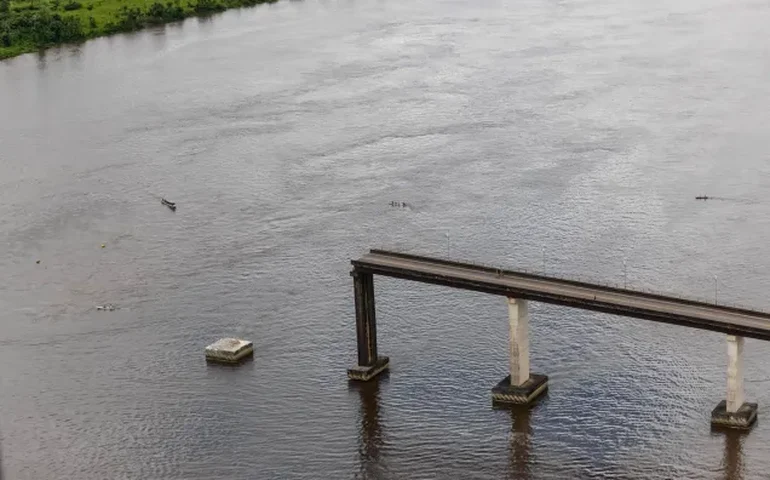EUA: balsa colide com ponte sobre o Rio Arkansas, 4 dias depois de ponte cair em Maryland após colisão com cargueiro