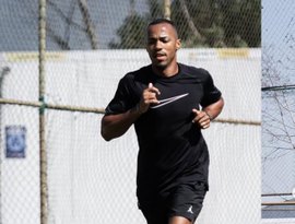 Cirurgia de Marlon é bem-sucedida e lateral do Grêmio deve ter alta neste domingo