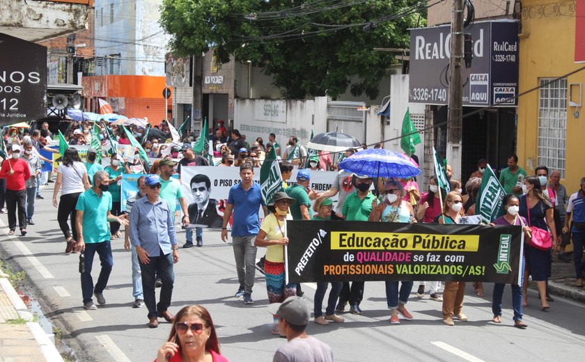 Negociação não avança e servidores de Maceió chamam protesto na cadeira gigante de JHC para o 1º de maio