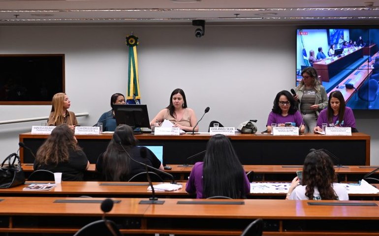 Nutricionistas defendem jornada de 30 horas e piso salarial em audiência na Câmara