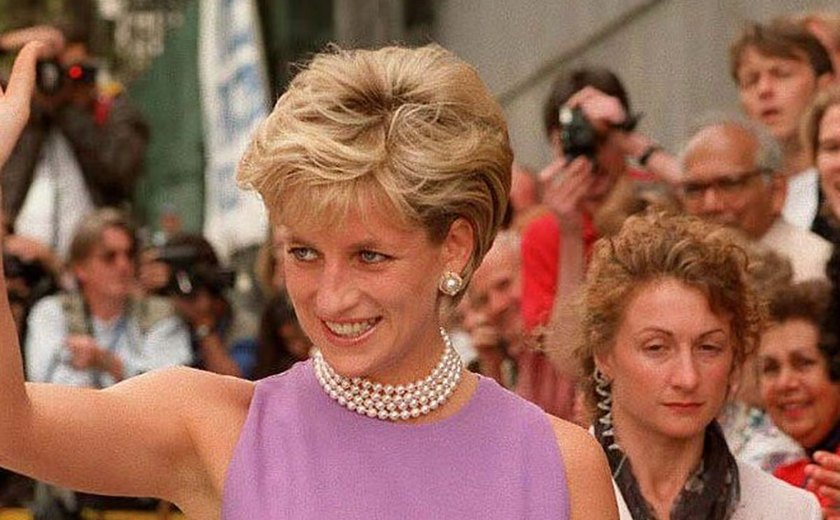 Princesa Diana é homenageada por fãs na internet e comparada com rainha Camilla