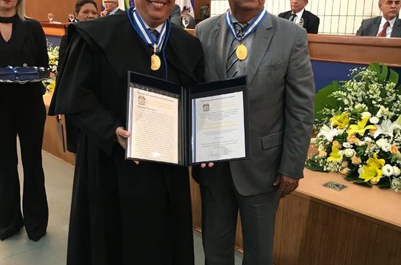 Conselheiro Otávio Lessa recebe homenagem do TCE do Tocantins