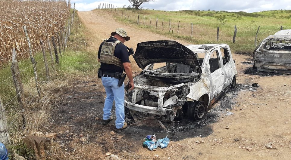 DOis veiculos incendiados