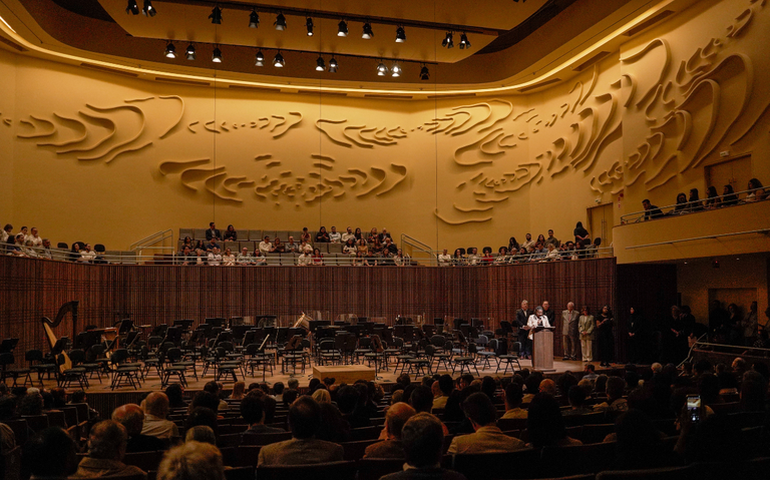 Reabertura do Teatro Cultura Artística é regada a emoção, lágrimas e reencontros