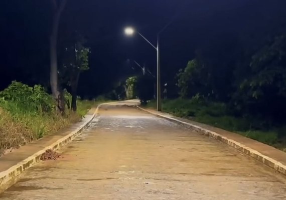 Prefeito Jorge Galvão implanta iluminação em LED até a Cachoeira da Amizade, em Jundiá