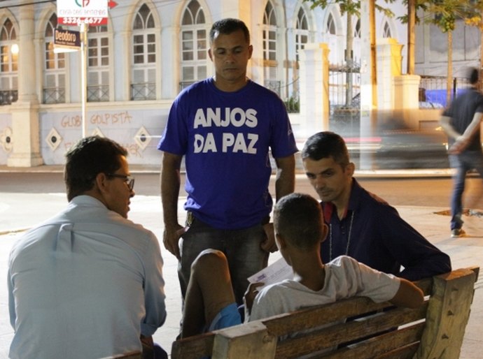 Busca noturna acolhe dependentes químicos em situação de rua