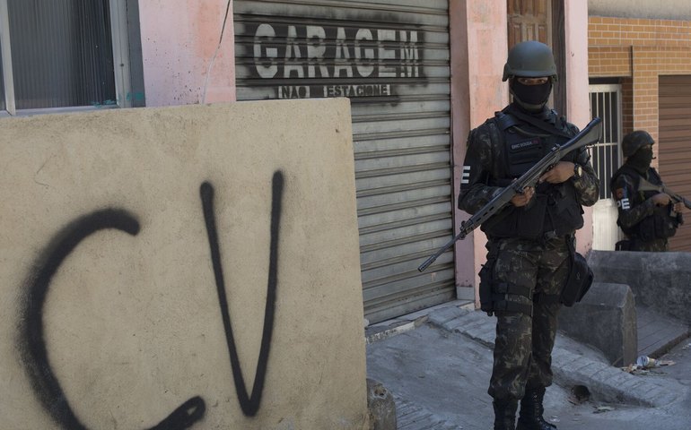 Governo do RJ busca apoio dos EUA para denotar Comando Vermelho organização criminosa transnacional