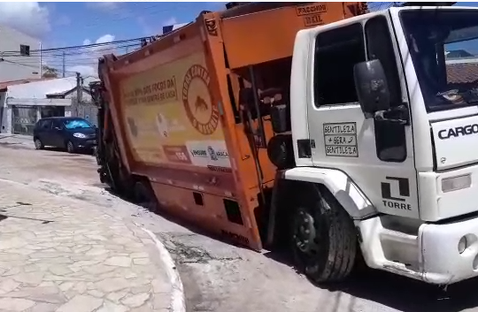 caminhão cai em buraco