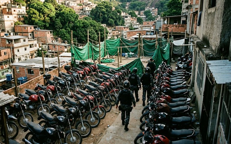 Operação na Maré prende 12 e recupera 20 veículos; PM desmonta acampamento do tráfico no Borel
