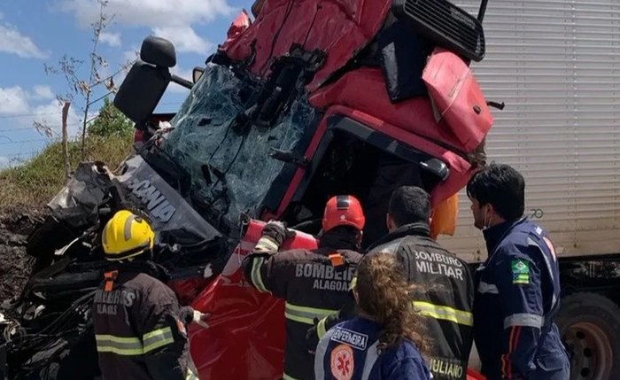 Vítima ficou presa às ferragens e morreu no local
