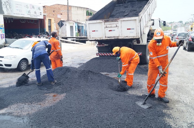 Prefeitura de Maceió recupera asfalto na Avenida Senador Rui Palmeira