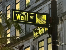 Ações americanas sobem perto de sua máxima histórica após o último relatório de empregos aliviar as preocupações com a inflação.