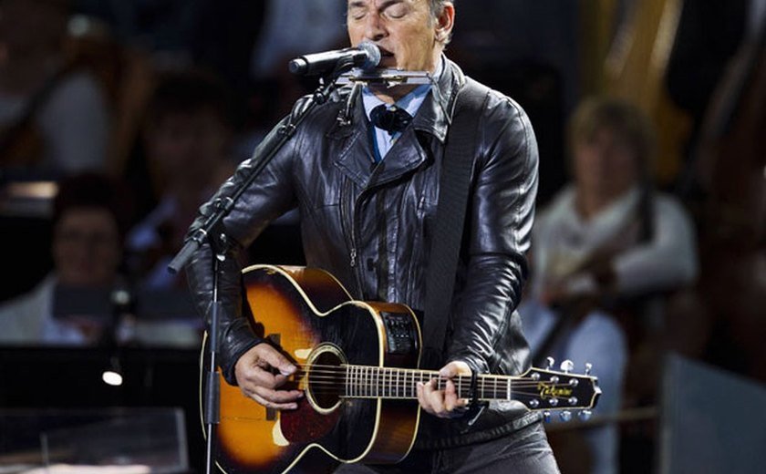 Bruce Springsteen canta em protesto contra Donald Trump e o chama de &#8221;vigarista&#8221;