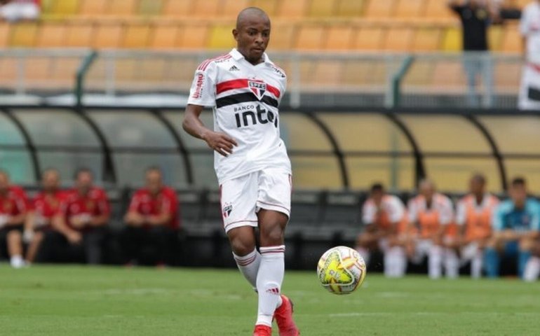 Lateral Wellington é a novidade do treino do São Paulo no CT da Barra Funda