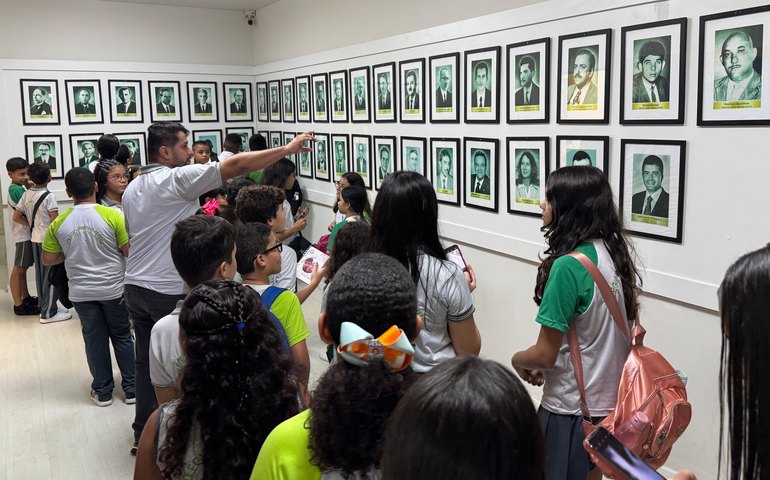 Alunos da Escola Vinícius Feitosa visitam Prefeitura de Maceió e aprendem sobre a história do município
