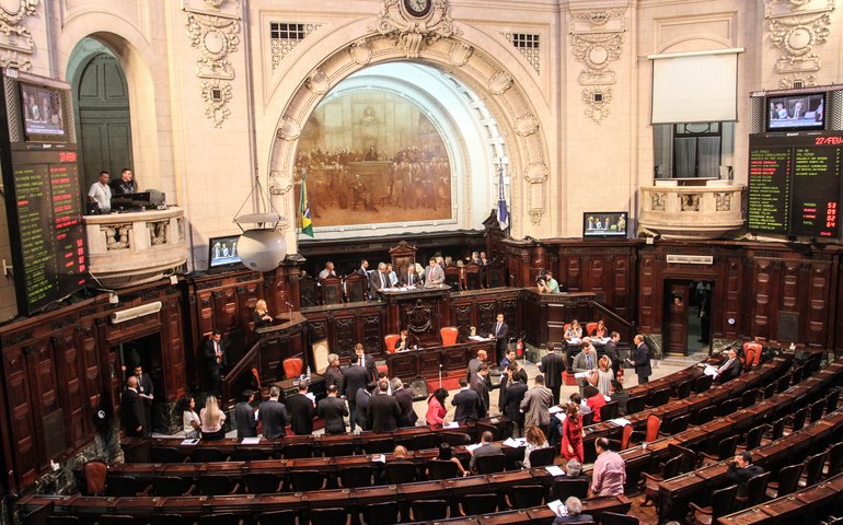 Alerj inicia sessão sob comando de Delaroli e silêncio sobre prisão de Bacellar