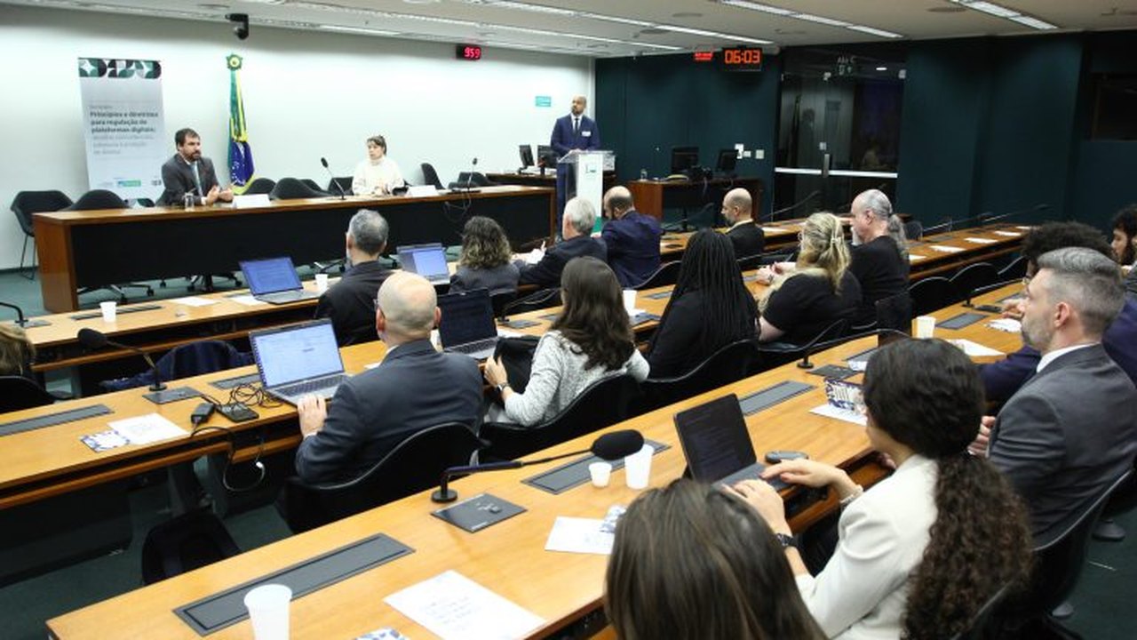 Governo defende regulação 'cirúrgica' de plataformas digitais em audiência na Câmara
