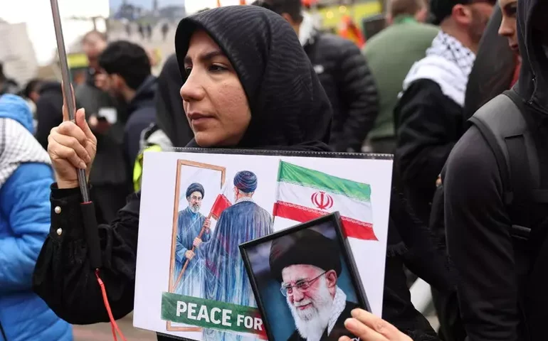 Israel diz ter destruído avião usado por Ali Khamenei em ataque no Irã