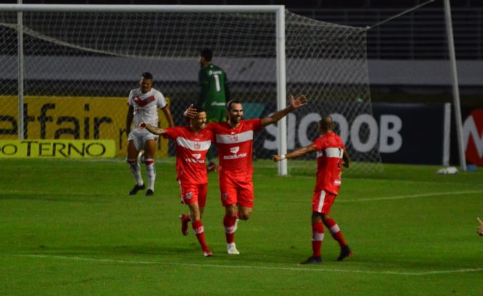 CRB deixa o Vitória empatar nos acréscimos e perde a chance de permanecer no G4