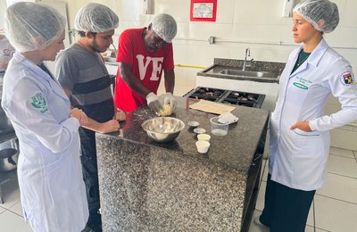 Uninassau Maceió promove oficina de pizza para pessoas em situação de rua