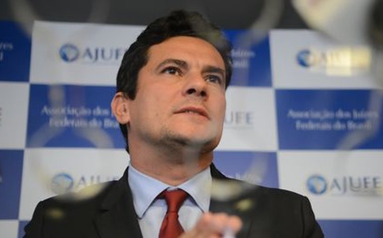 Moro responde: Bolsonaro ‘desejava rebelião armada contra medidas sanitárias’