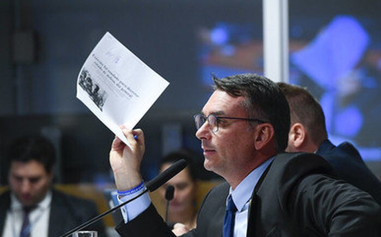 Flávio Bolsonaro defende Elon Musk e chama inquérito das fake news de 'grande buraco negro'
