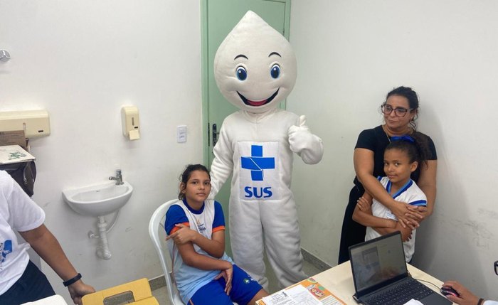 Crianças recebendo a vacina contra a dengue em Maceió Crianças recebendo a vacina contra a dengue em Maceió