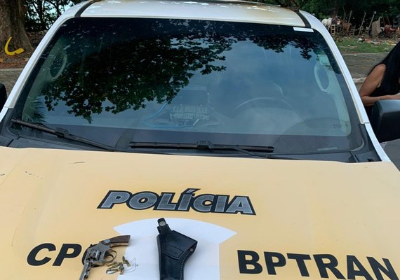 Batalhão de Trânsito flagra condutora armada durante blitz no Vergel do Lago