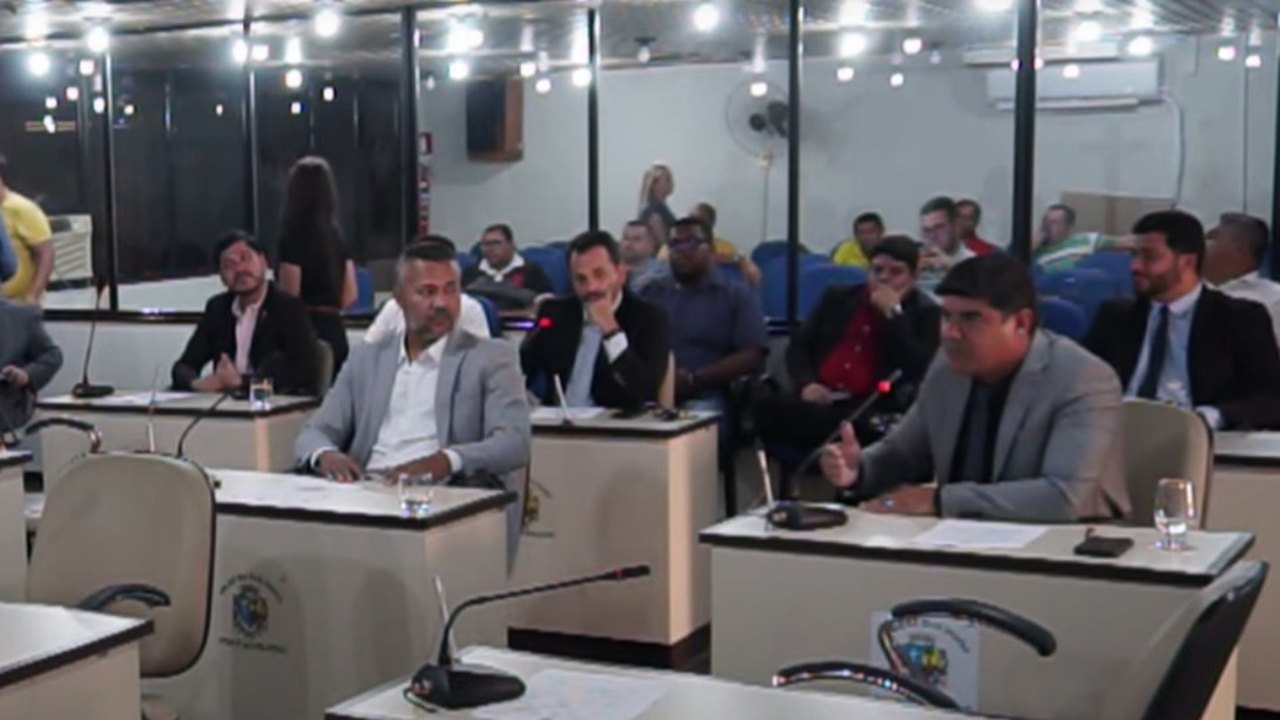 Entre a transparência e o espelho da política