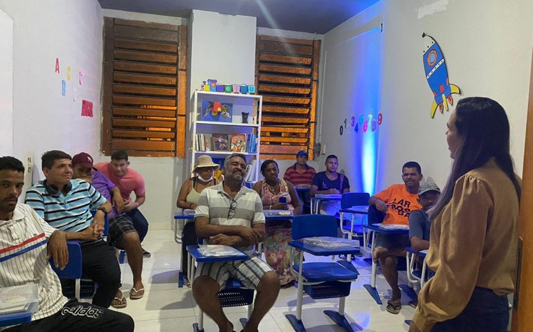 Jovens, adultos e idosos superam dificuldades de aprendizagem com curso de alfabetização