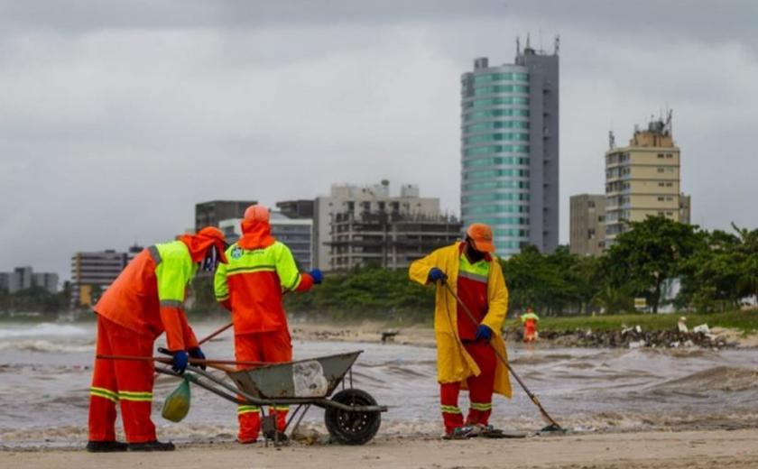 De janeiro a outubro, garis retiraram mais de 7.900 toneladas de lixo da orla marítima