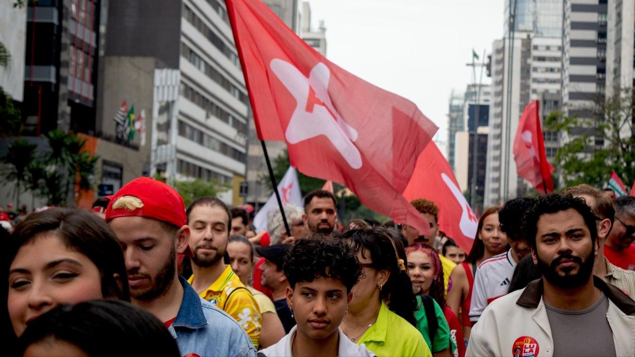 Lula faz último ato da campanha na Paulista e diz que 'povo que está organizando, e não partidos'