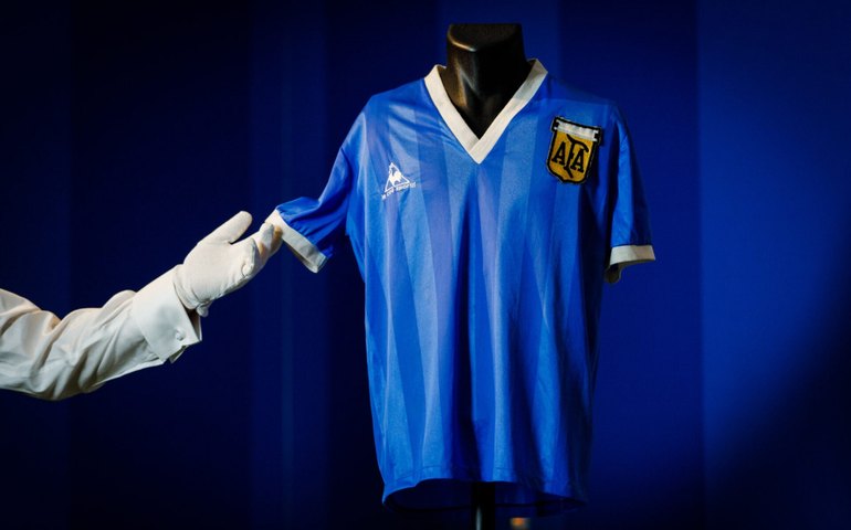 Camisa usada por Maradona na final da Copa do México, em 86, volta à Argentina