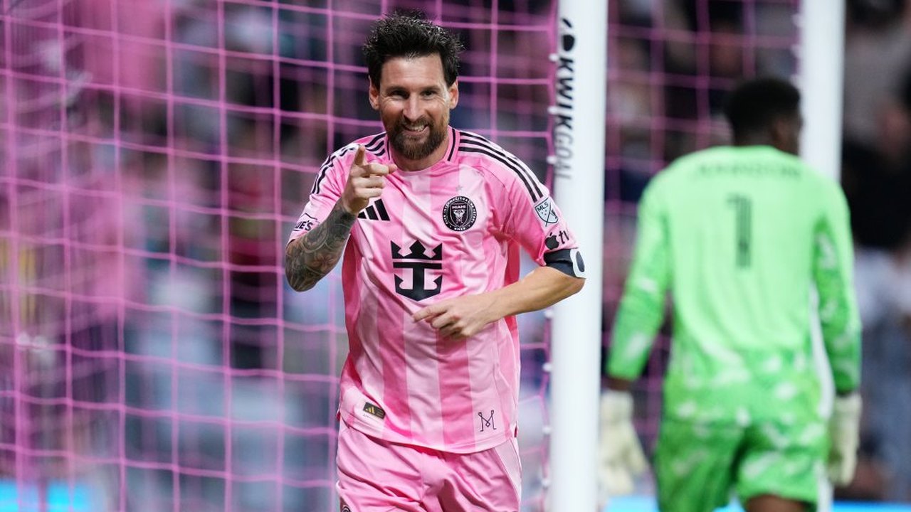 Messi faz dois gols contra o Atlanta United e se aproxima de marca histórica