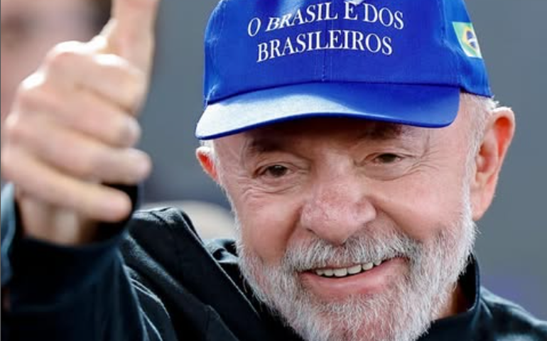 Em evento oficial, Lula usa boné 'Brasil é dos brasileiros' e ataca Bolsonaro e filho