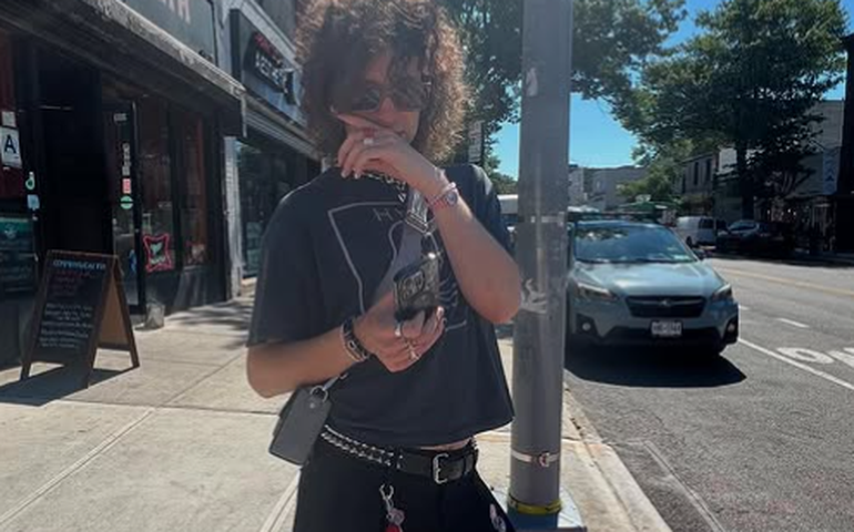 Lucas Jagger faz ensaio de marca de óculos inspirada nos Rolling Stones: 'Todos fomos influenciados pelo estilo do meu pai'